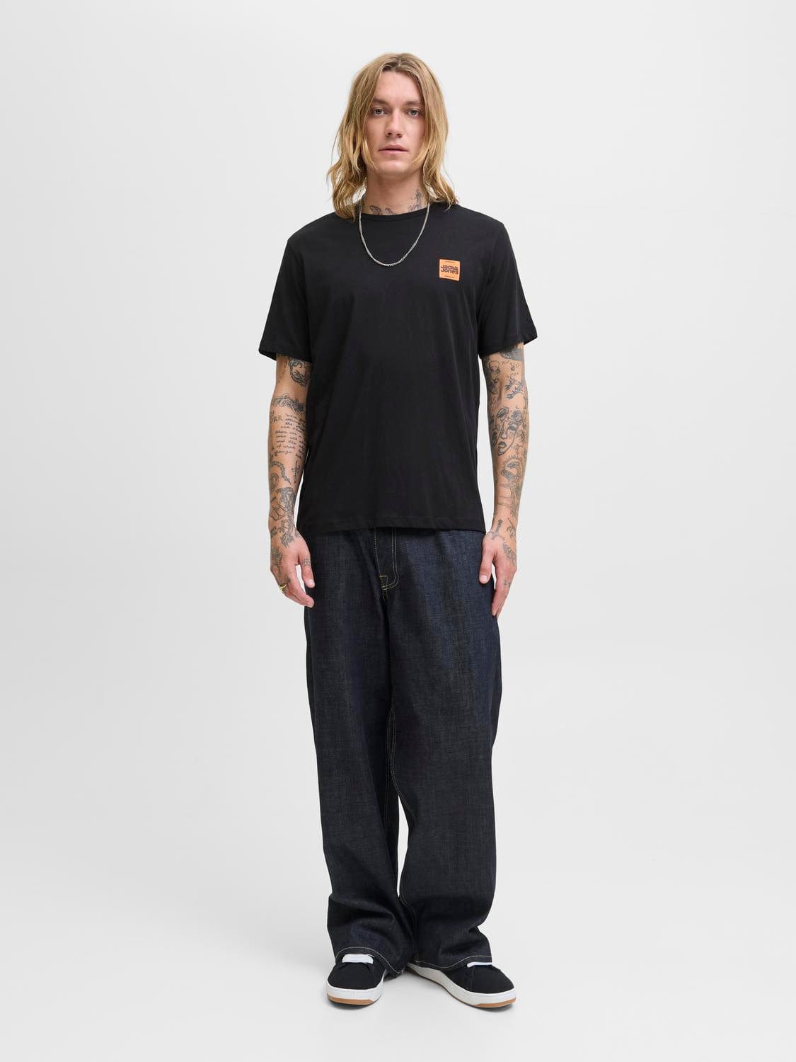 model_shot-front_full